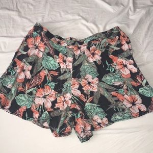 Super cute Mudd floral shorts!